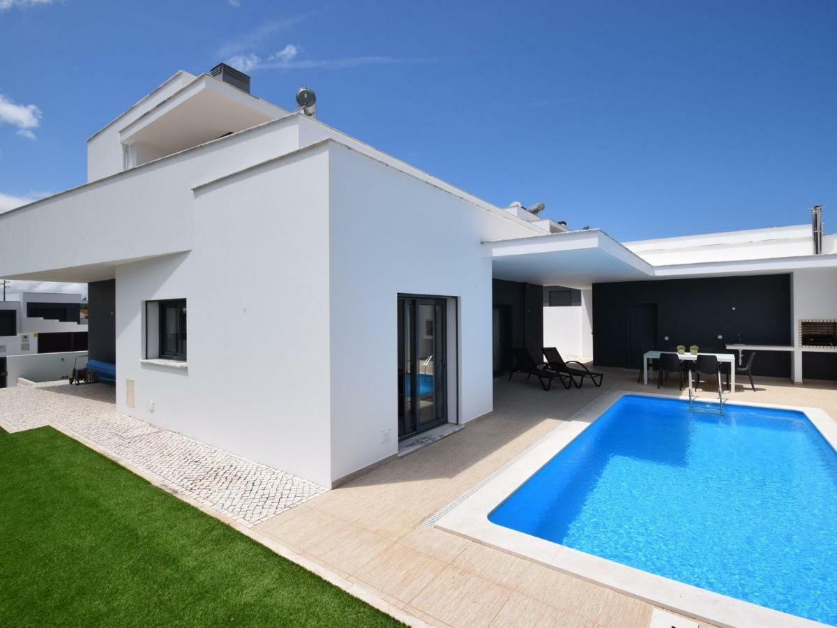 Modern Villa With Private Pool Near The Beautiful Beach Of Foz De Arelho Nadadouro ภายนอก รูปภาพ